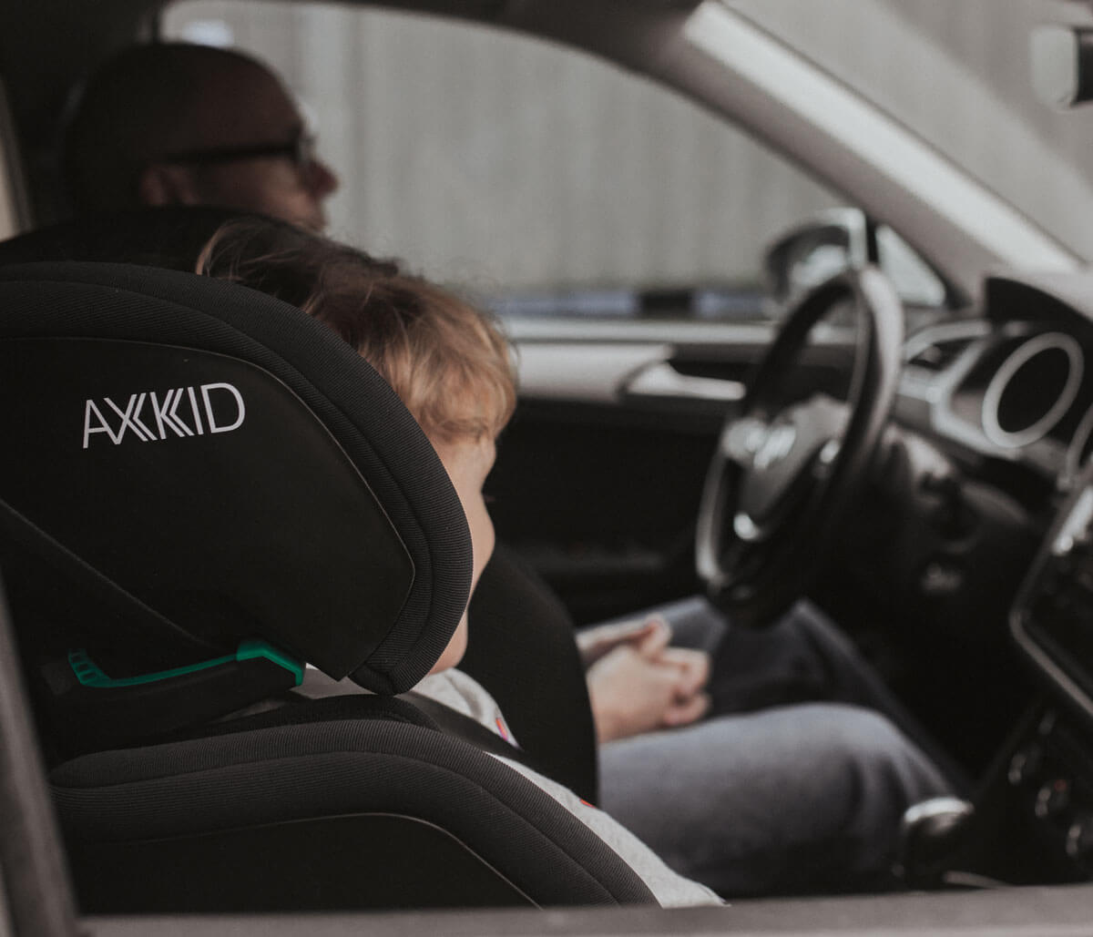 Dječja-autosjedalica-Axkid-NEXTKID-isize-100-150-cm-lifestyle-1