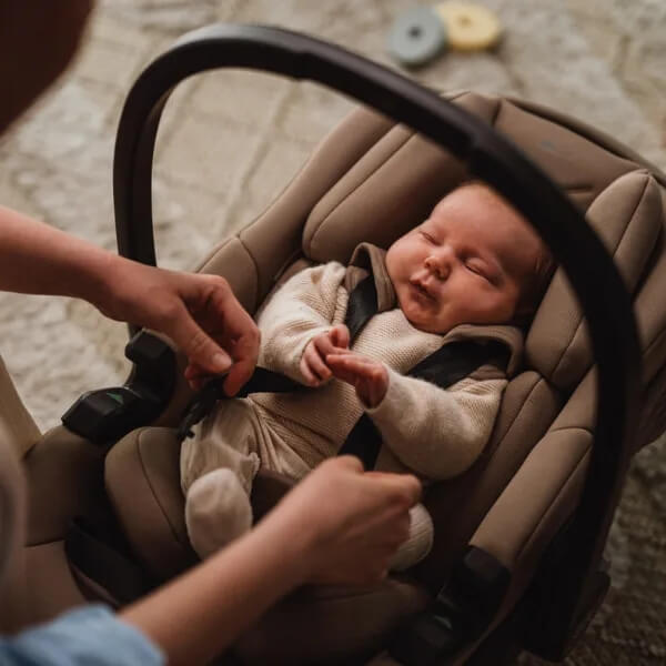 Koncept avtosedeža za dojenčke – lupinice AXKID Zero 1