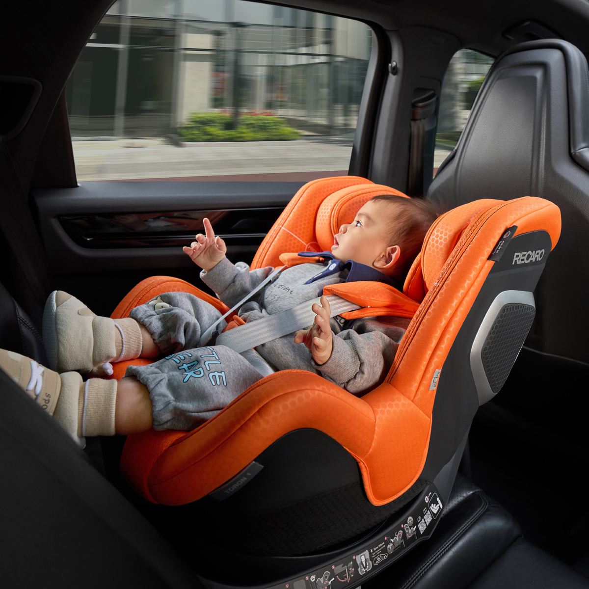 Kako odabrati autosjedalicu za <b>nakošena</b> stražnja sjedala u automobilu?